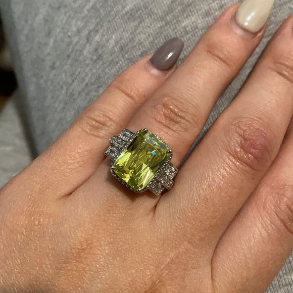 New 925 Sterling silver Emerald cut periot Ring - Picture 2 of 6